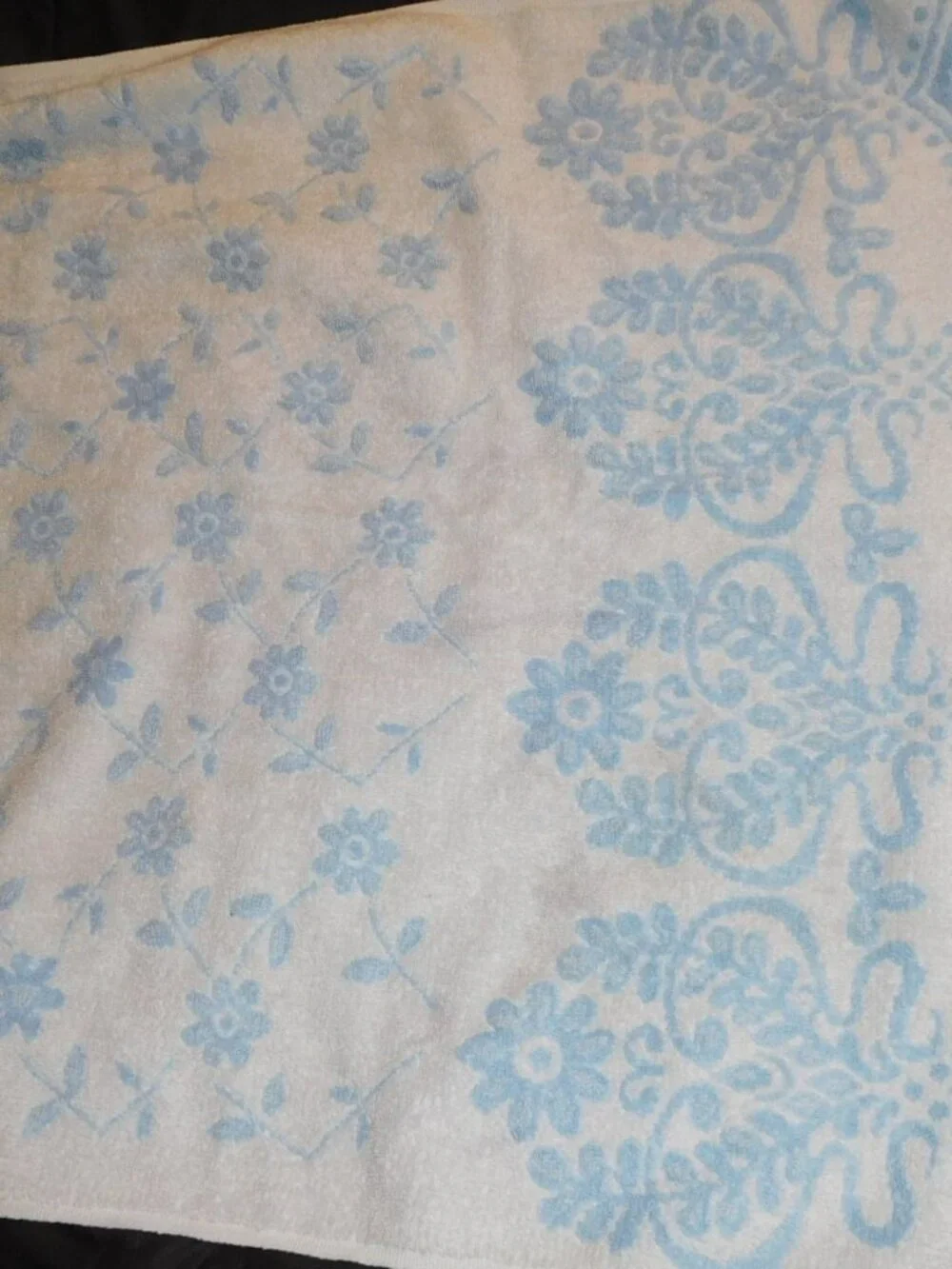 VINTAGE Royal Family Cannon BLUE WHITE SCROLL SCULPTED BATH TOWEL USA MADE MCM